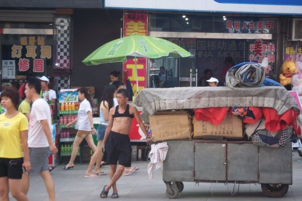 Setting up the night market in Taidong