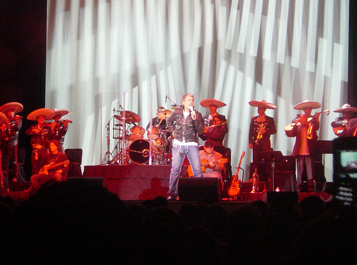 Alejandro Fernandez performing at the NSHMBA 2009 Conference