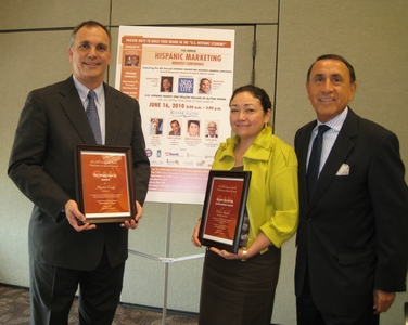 From left to right: Martin Cerda; Dolores Kunda, president/CEO, Lapiz Hispanic Marketing/Advertising, a unit of Leo Burnett Worldwide, who won the “Hispanic Marketing Achievement Award” presented to advertising agency leaders; and conference organizer Richard Aguilar of Aguilar Productions