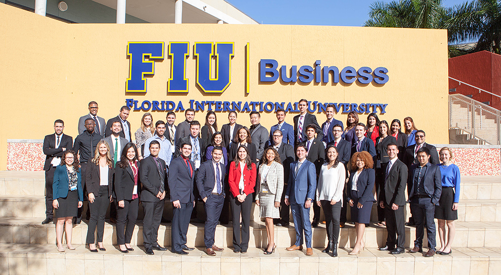 Students show off dual-language sales prowess at FIU’s Global Bilingual Sales Competition.