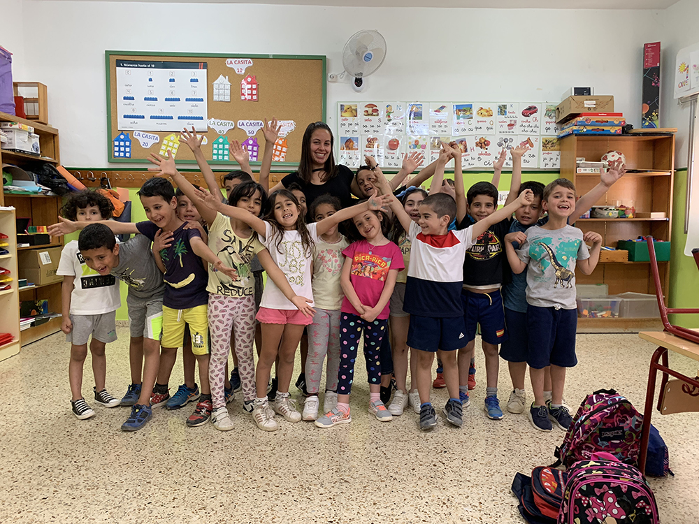 Strait with one of her three classes of first graders at San Fulgencio primary school, in the “pueblo” of Pozo Estrecho.